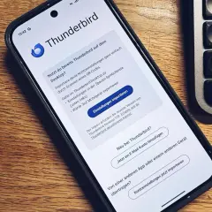 Thunderbird-App auf dem Handy zeigt Optionen zur Kontoeinrichtung. So kannst du einfach eine E-Mail vom Handy senden.