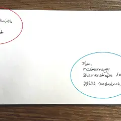 Absender und Empfänger sind auf dem Umschlag notiert. Was muss auf einen Brief? Name, Straße, Ort und Postleitzahl für beide Adressaten.
