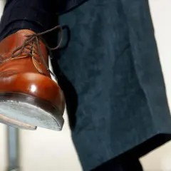 Dunkelblaue Socken passen perfekt zu diesen braunen Lederschuhen.