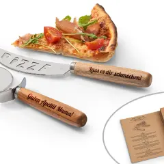 Pizza-Set mit Messer und Rad. So isst man Pizza richtig: "Guten Appetit Mama!" und "Lass es dir schmecken!" sind auf den Holzgriffen eingraviert.