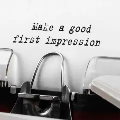 Schreibmaschine tippt "Make a good first impression". So stellt man sich vor, wie wichtig der erste Eindruck ist.