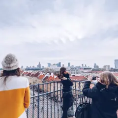 Touristen fotografieren Warschau. Tabus in Polen sind ein komplexes Thema, das hier nicht direkt abgebildet ist.