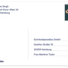 Brief mit Adressfeld für Charlene Singh und Schnitzelparadies GmbH. Briefumschlag bereit zum brief unterschreiben.