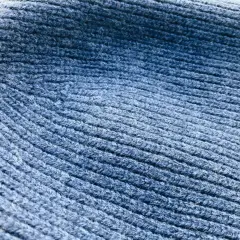 Blaues Strickgewebe aus **merinowolle warm**, perfekt für kalte Tage.