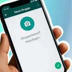 Eine Hand hält ein Smartphone, auf dem die Option "Neue Gruppe" und "Gruppenbetreff hinzufügen" angezeigt wird. So einfach lässt sich eine WhatsApp Gruppe erstellen.