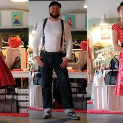 Drei Personen präsentieren Mode der 50er Jahre: zwei Frauen in roten Kleidern, ein Mann in Jeans und Hosenträgern.