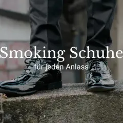 Glänzende schwarze Schnürschuhe, die perfekt zu einem Smoking passen. Die Frage "welche Schuhe zum Smoking" wird hier stilvoll beantwortet.