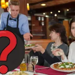 Kellner erklärt die bestecksprache Bilder. Gäste sind verwirrt.