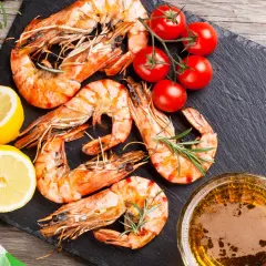 Gegrillte Garnelen mit Zitrone, Tomaten und Bier – perfekt zum mini garnelen essen.
