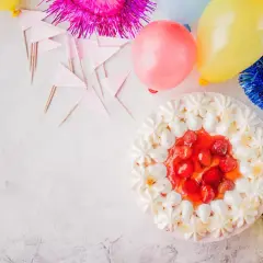 Einladung Sommerfest Firma: Bunte Ballons, Girlanden und eine köstliche Erdbeertorte laden zum Feiern ein.