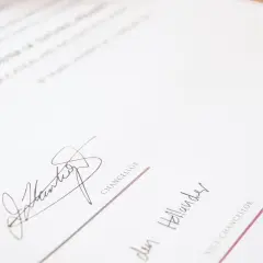 Urkunde mit Siegel und Unterschriften. Die Unterschriftenregelung IA ist hier klar ersichtlich, da die Unterschriften von Kanzler und Vizekanzler das Dokument bestätigen.