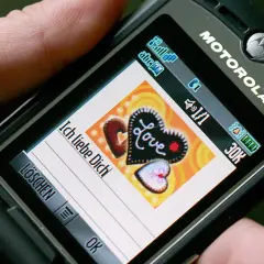 MMS-Nachricht auf einem Motorola-Handy: "Ich liebe Dich" mit Herzen. Die Bedeutung von MMS wird hier durch eine liebevolle Botschaft verdeutlicht.