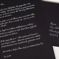 Ein handgeschriebener Brief auf schwarzem Papier, der eine liebevolle Verabschiedung ausdrückt. Der Absender entschuldigt sich bei Tim für sein Verhalten.