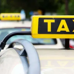 Gelbes TAXI-Schild auf einem Auto. Ein Blick auf den Taxi-Knigge für eine angenehme Fahrt.