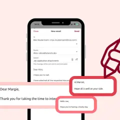 Eine Hand hält ein Smartphone, auf dem eine E-Mail mit dem Betreff "Job application attachments" zu sehen ist. Mehrere Chat-Blasen zeigen freundliche Nachrichten.
