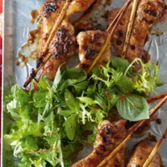Gegrilltes Hühnchen auf Spießen mit frischem Salat. Ein köstliches Hühnchen-Gericht, das zum Essen einlädt.