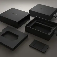 Schwarze EVERMADE-Verpackungen, die darauf warten, ein neues Produkt bekannt zu machen. Hochwertige Kartons mit Einsätzen.