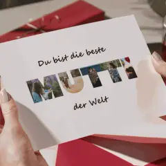 Eine Karte mit dem Text "Du bist die beste MUTTI der Welt". Die Buchstaben des Wortes "MUTTI" sind mit kleinen Fotos gefüllt.