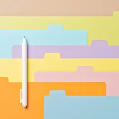 Bunte Karteikarten in verschiedenen Farben, die wie eine **Ordnerstruktur Beispiele** aussehen, mit einem weißen Stift.