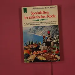 Buchcover "Spezialitäten der italienischen Küche" mit einem Bild von italienischem Essen und Wein, das die Tischsitten in Italien thematisiert.