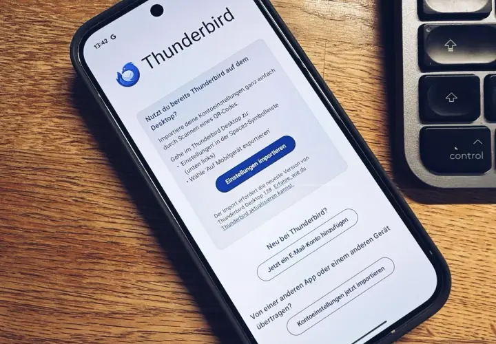 Thunderbird-App auf dem Handy zeigt Optionen zur Kontoeinrichtung. So kannst du einfach eine E-Mail vom Handy senden.