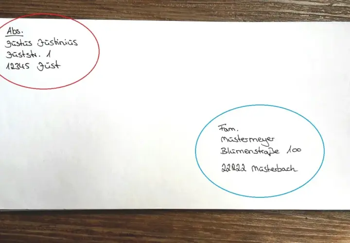 Absender und Empfänger sind auf dem Umschlag notiert. Was muss auf einen Brief? Name, Straße, Ort und Postleitzahl für beide Adressaten.