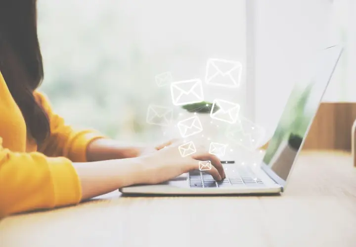 Frau tippt auf Laptop, E-Mail-Symbole schweben darüber. Ein **brief vertraulich** wird gesendet.