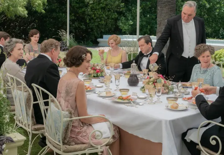 Gäste speisen im Freien, ein Butler serviert. Alle zeigen gute Manieren bei diesem eleganten Festessen.