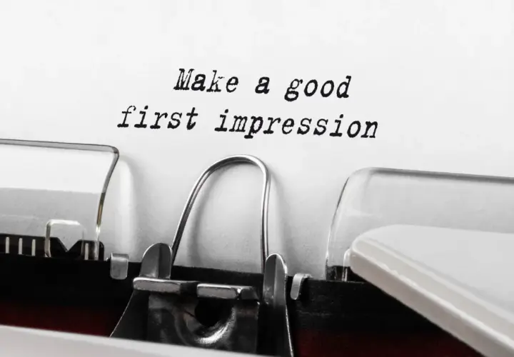 Schreibmaschine tippt "Make a good first impression". So stellt man sich vor, wie wichtig der erste Eindruck ist.
