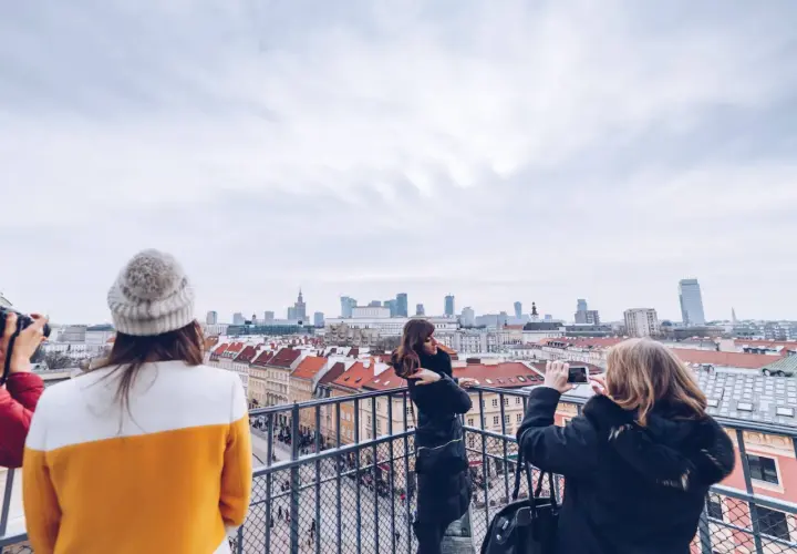 Touristen fotografieren Warschau. Tabus in Polen sind ein komplexes Thema, das hier nicht direkt abgebildet ist.