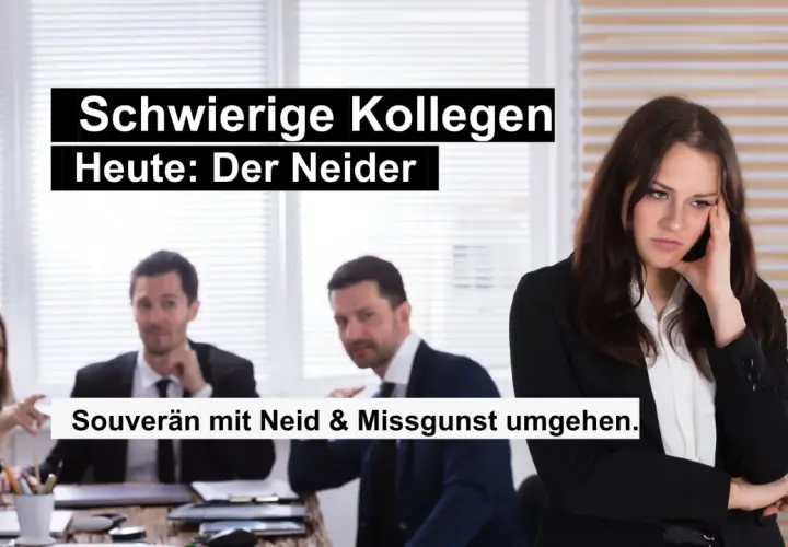 Eine Frau wirkt frustriert, während ihre Kollegen sie anstarren. Der Text thematisiert den Umgang mit neidischen Kollegen.