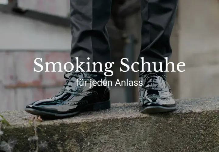 Glänzende schwarze Schnürschuhe, die perfekt zu einem Smoking passen. Die Frage "welche Schuhe zum Smoking" wird hier stilvoll beantwortet.