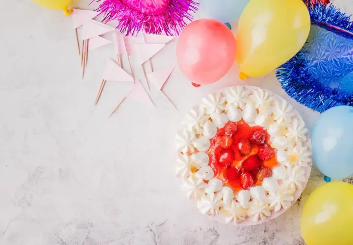 Einladung Sommerfest Firma: Bunte Ballons, Girlanden und eine köstliche Erdbeertorte laden zum Feiern ein.