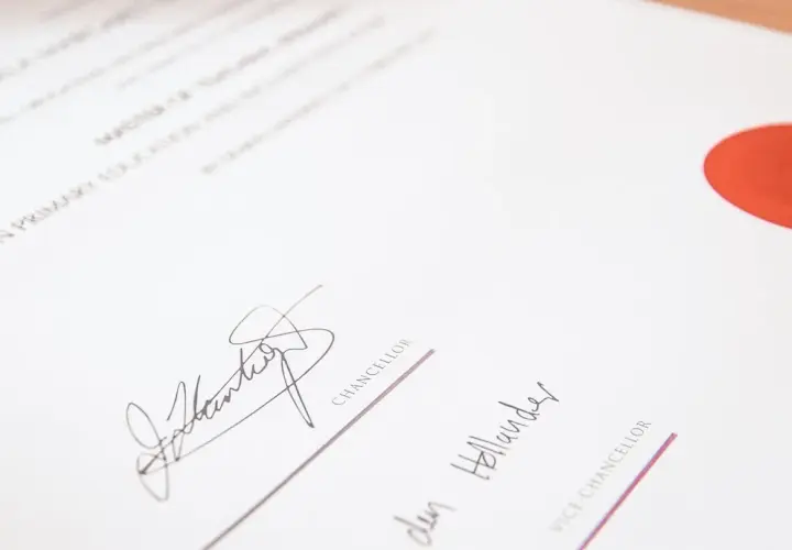 Urkunde mit Siegel und Unterschriften. Die Unterschriftenregelung IA ist hier klar ersichtlich, da die Unterschriften von Kanzler und Vizekanzler das Dokument bestätigen.