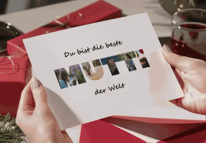 Eine Karte mit dem Text "Du bist die beste MUTTI der Welt". Die Buchstaben des Wortes "MUTTI" sind mit kleinen Fotos gefüllt.
