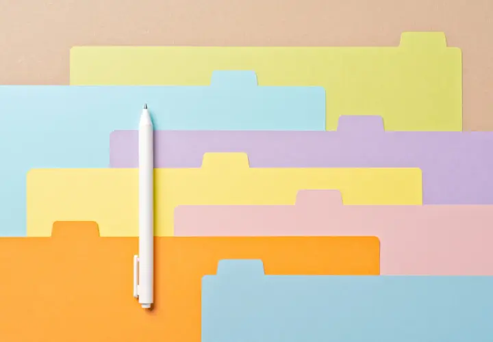 Bunte Karteikarten in verschiedenen Farben, die wie eine **Ordnerstruktur Beispiele** aussehen, mit einem weißen Stift.