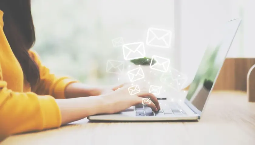 Frau tippt auf Laptop, E-Mail-Symbole schweben darüber. Ein **brief vertraulich** wird gesendet.