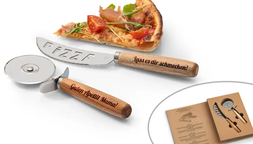 Pizza-Set mit Messer und Rad. So isst man Pizza richtig: "Guten Appetit Mama!" und "Lass es dir schmecken!" sind auf den Holzgriffen eingraviert.