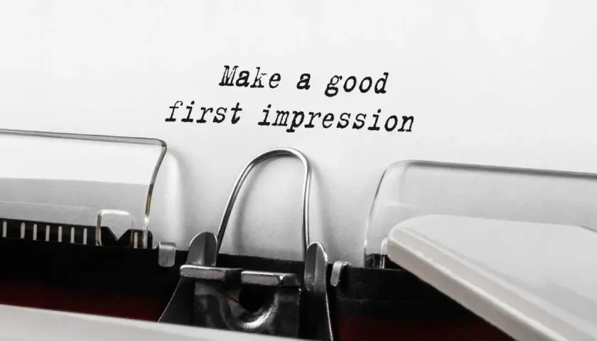 Schreibmaschine tippt "Make a good first impression". So stellt man sich vor, wie wichtig der erste Eindruck ist.