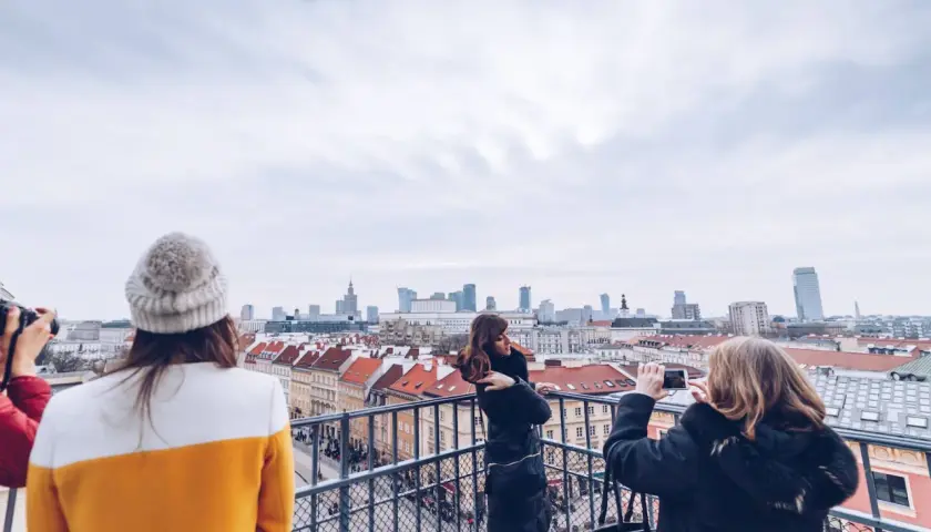 Touristen fotografieren Warschau. Tabus in Polen sind ein komplexes Thema, das hier nicht direkt abgebildet ist.