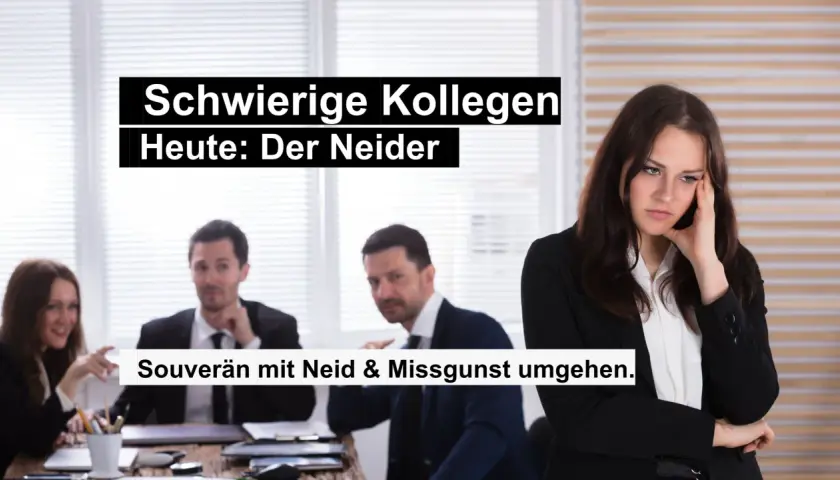 Eine Frau wirkt frustriert, während ihre Kollegen sie anstarren. Der Text thematisiert den Umgang mit neidischen Kollegen.