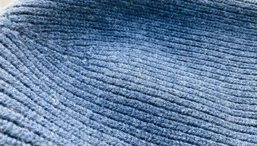 Blaues Strickgewebe aus **merinowolle warm**, perfekt für kalte Tage.