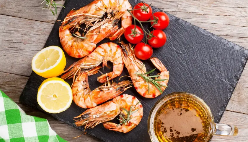 Gegrillte Garnelen mit Zitrone, Tomaten und Bier – perfekt zum mini garnelen essen.