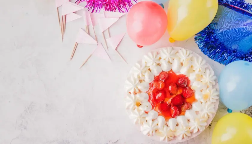 Einladung Sommerfest Firma: Bunte Ballons, Girlanden und eine köstliche Erdbeertorte laden zum Feiern ein.
