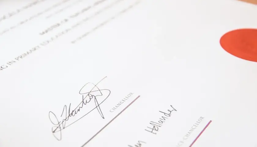 Urkunde mit Siegel und Unterschriften. Die Unterschriftenregelung IA ist hier klar ersichtlich, da die Unterschriften von Kanzler und Vizekanzler das Dokument bestätigen.
