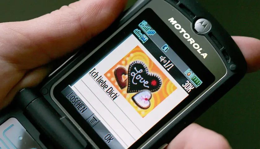 MMS-Nachricht auf einem Motorola-Handy: "Ich liebe Dich" mit Herzen. Die Bedeutung von MMS wird hier durch eine liebevolle Botschaft verdeutlicht.