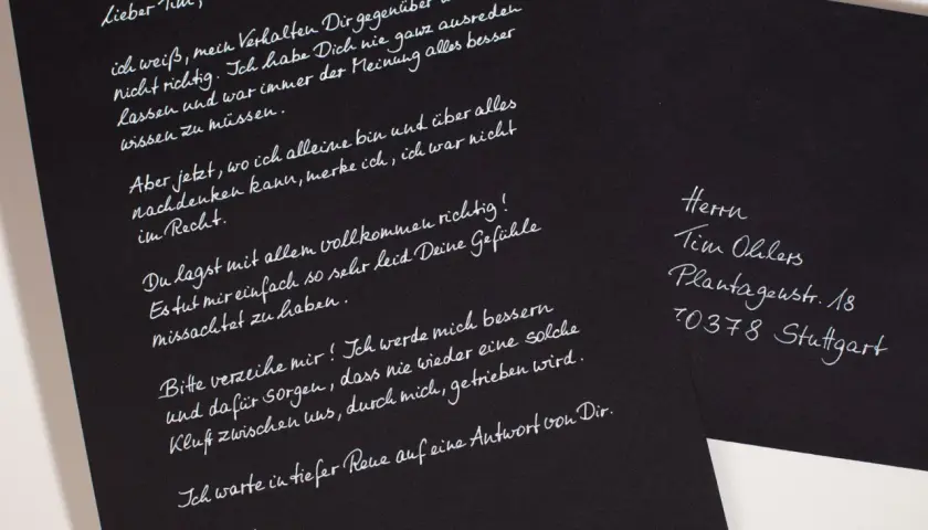 Ein handgeschriebener Brief auf schwarzem Papier, der eine liebevolle Verabschiedung ausdrückt. Der Absender entschuldigt sich bei Tim für sein Verhalten.