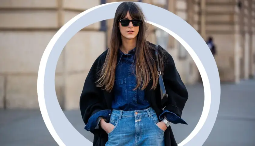 Frau im lässigen Denim-Look: Jeans mit Hemd kombinieren Herren ist hier als Inspiration für Damen.