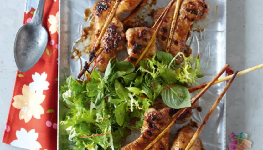 Gegrilltes Hühnchen auf Spießen mit frischem Salat. Ein köstliches Hühnchen-Gericht, das zum Essen einlädt.