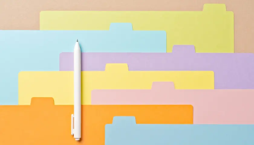 Bunte Karteikarten in verschiedenen Farben, die wie eine **Ordnerstruktur Beispiele** aussehen, mit einem weißen Stift.